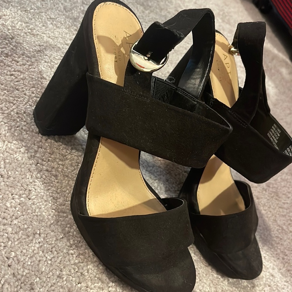 Women’s high heels color black size 7.5